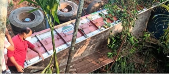 ಕಾಸರಗೋಡು :  ಲಾರಿ ಕಂದಕಕ್ಕೆ ಉರುಳಿ ಬಿದ್ದು ಮೂವರು ಮೃತ್ಯು