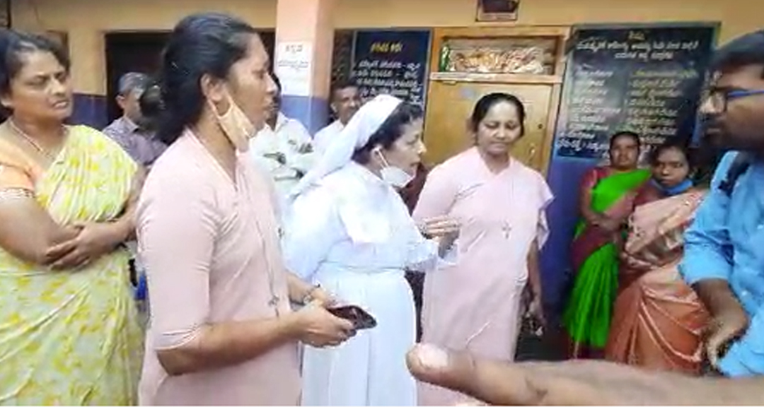 ಮಂಡ್ಯ: ಶಾಲೆಯಲ್ಲಿ ನಡೆಯುತ್ತಿದ್ದ ಕ್ರಿಸ್ಮಸ್ ಆಚರಣೆಗೆ ಸಂಘಪರಿವಾರದ ಕಾರ್ಯಕರ್ತರಿಂದ ತಡೆ