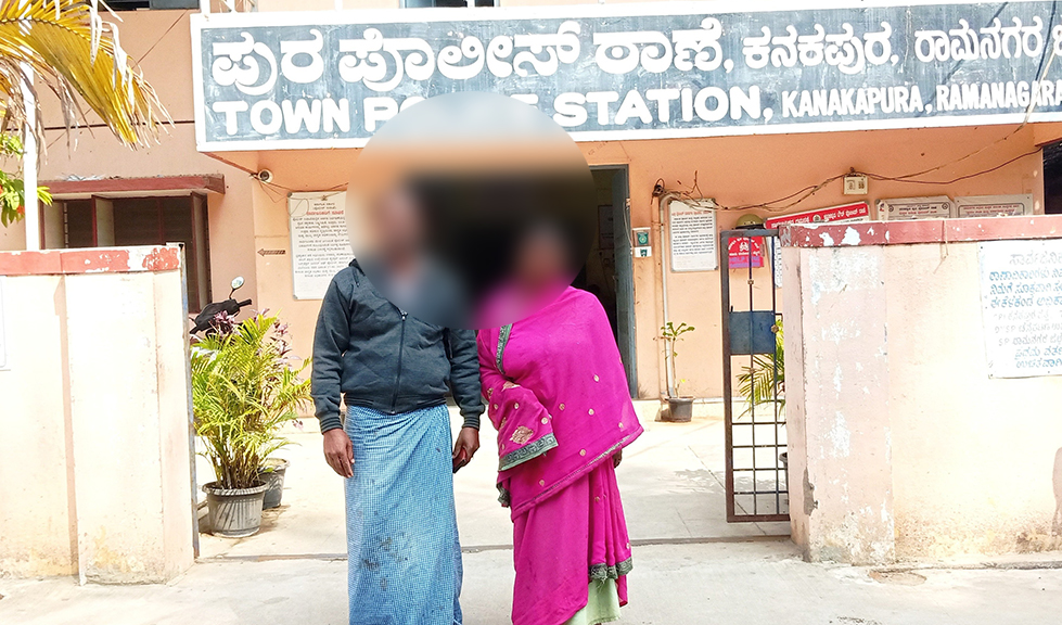 ಕ್ರಷರ್ ಮಾಲಕರಿಂದ ಹಲ್ಲೆ ಆರೋಪ: ರೈತ ಕುಟುಂಬದಿಂದ ಸರ್ಕಲ್ ಇನ್‌ಸ್ಪೆಕ್ಟರ್ ಕಚೇರಿ ಎದುರೇ ಆತ್ಮಹತ್ಯೆಗೆ ಯತ್ನ