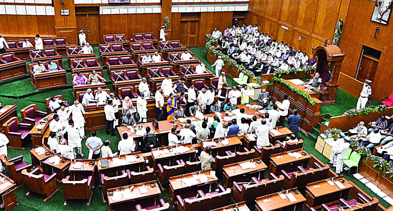 ಗದ್ದಲದಲೇ ತೆರೆ ಕಂಡ ಅಧಿವೇಶನ ಕಲಾಪ
