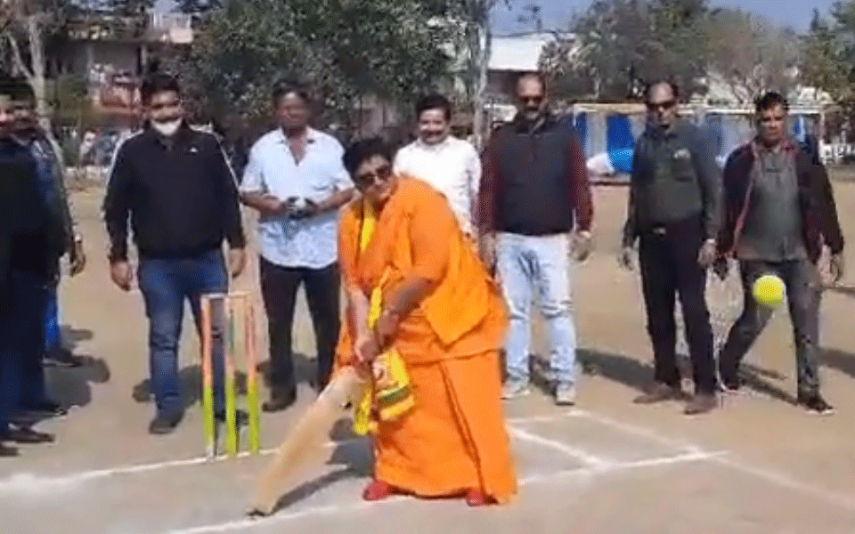 ಅನಾರೋಗ್ಯದಿಂದ ಜಾಮೀನಿನಲ್ಲಿರುವ ಸಂಸದೆ ಪ್ರಜ್ಞಾ ಠಾಕೂರ್ ಕ್ರಿಕೆಟ್ ಆಡುತ್ತಿರುವ ವೀಡಿಯೊ ವೈರಲ್