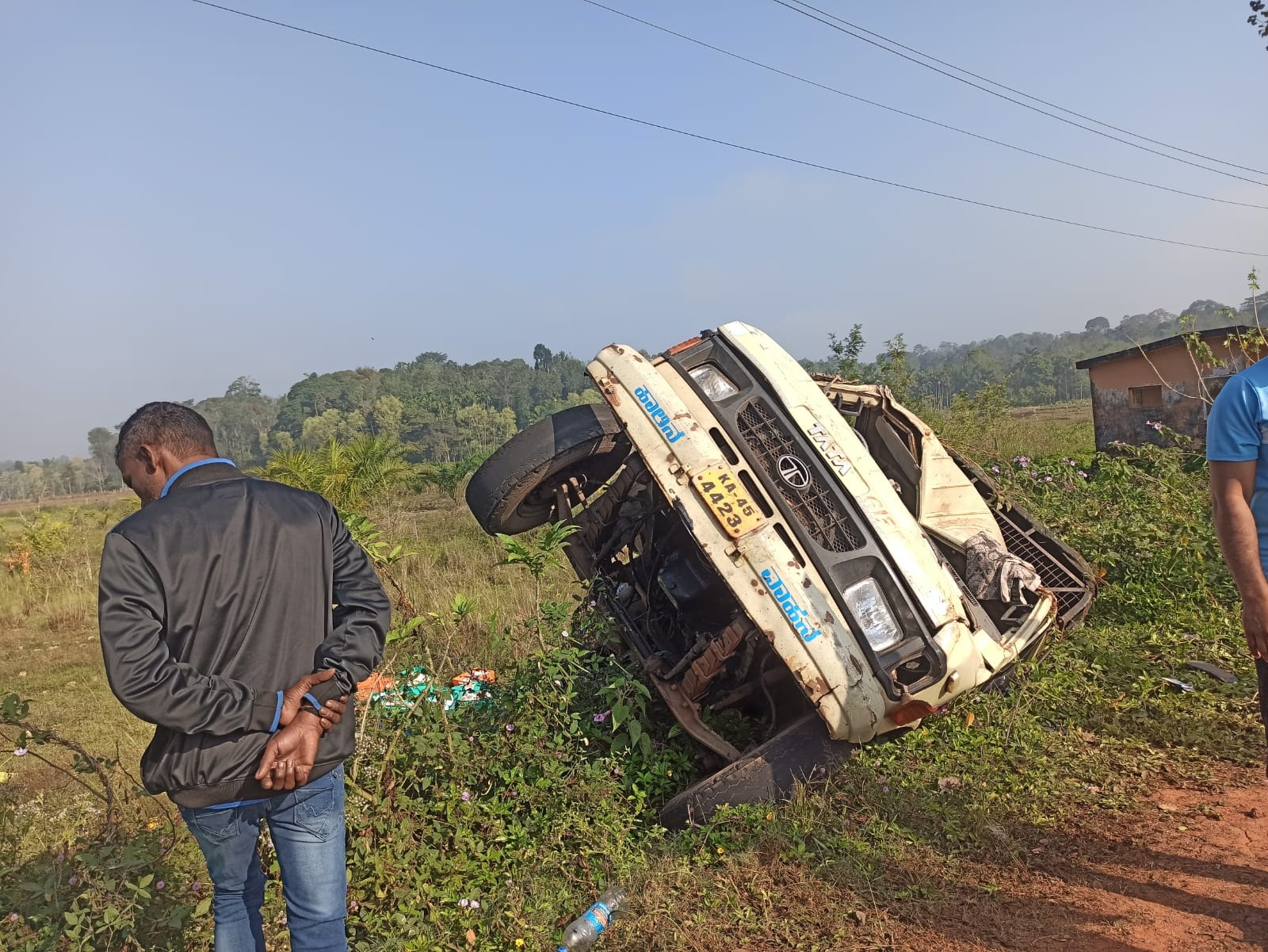 ವಿರಾಜಪೇಟೆ : ಹಾಲಿನ ವಾಹನ ಪಲ್ಟಿ; ಓರ್ವ ಮೃತ್ಯು