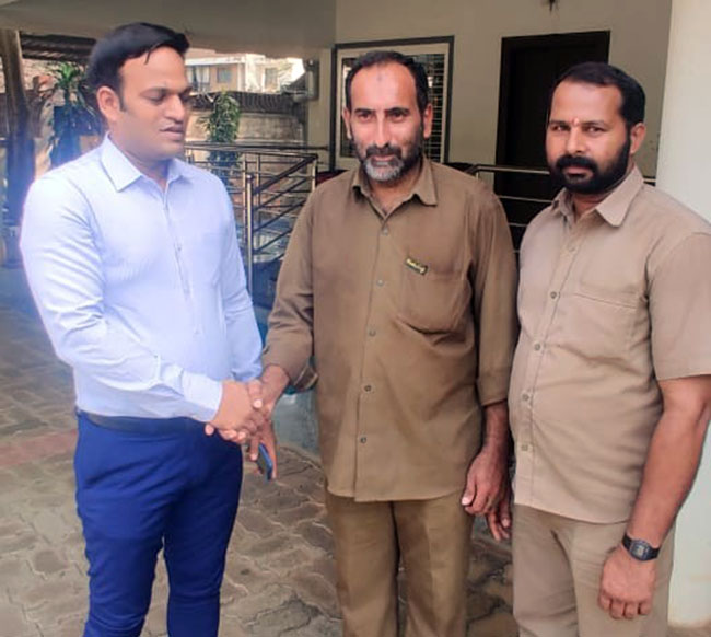 ಉಳ್ಳಾಲ : ಬಸ್ ನಲ್ಲಿ ಬಿಟ್ಟು ಹೋದ ನಗದು ಹಿಂದಿರುಗಿಸಿ ಪ್ರಾಮಾಣಿಕತೆ ಮೆರೆದ ಚಾಲಕ - ನಿರ್ವಾಹಕ