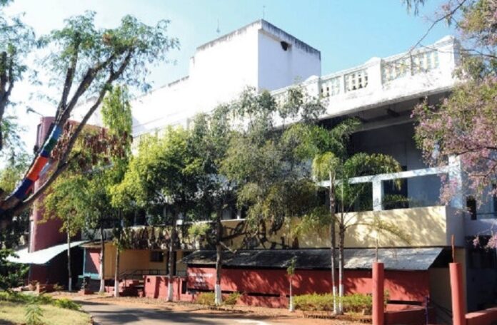 ನಿರ್ದೇಶಕರನ್ನು ವಜಾಗೊಳಿಸಿ, ರಂಗಾಯಣ ಉಳಿಸಿ: 50ಕ್ಕೂ ಹೆಚ್ಚು ನಾಡಿನ ಗಣ್ಯ ಸಾಹಿತಿ, ಕಲಾವಿದರಿಂದ ಬಹಿರಂಗ ಪತ್ರ