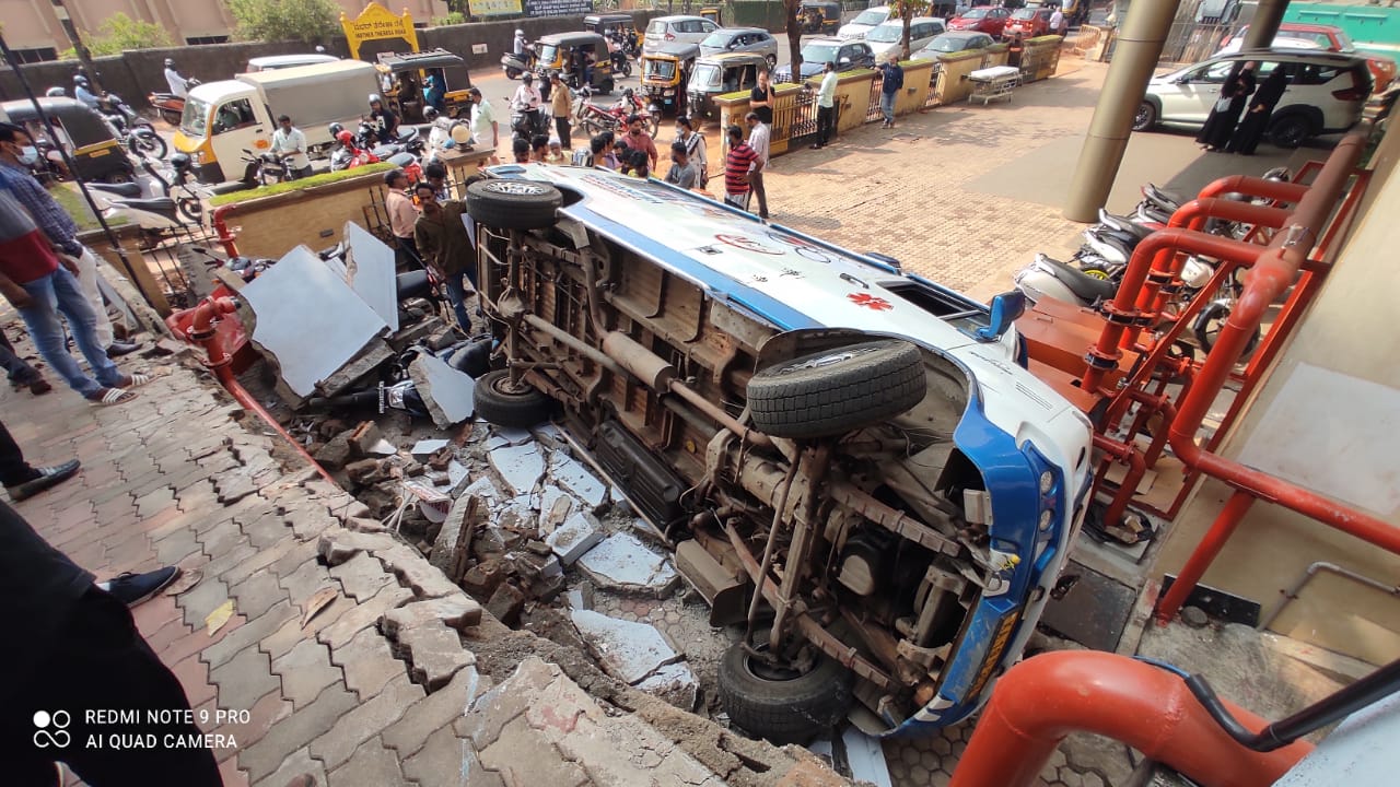 ಫಳ್ನೀರ್: ಎಂಟು ಅಡಿ ಎತ್ತರದಿಂದ ಉರುಳಿಬಿದ್ದ ಆ್ಯಂಬುಲೆನ್ಸ್