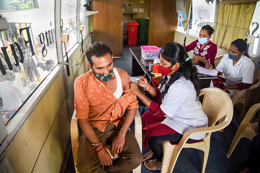 ಚುನಾವಣೆ ನಡೆಯಲಿರುವ ರಾಜ್ಯಗಳಲ್ಲಿ ಲಸಿಕೆ ನೀಡಿಕೆ ವೇಗಗೊಳಿಸಿ: ಕೇಂದ್ರಕ್ಕೆ ಚುನಾವಣಾ ಆಯೋಗದ ಸೂಚನೆ