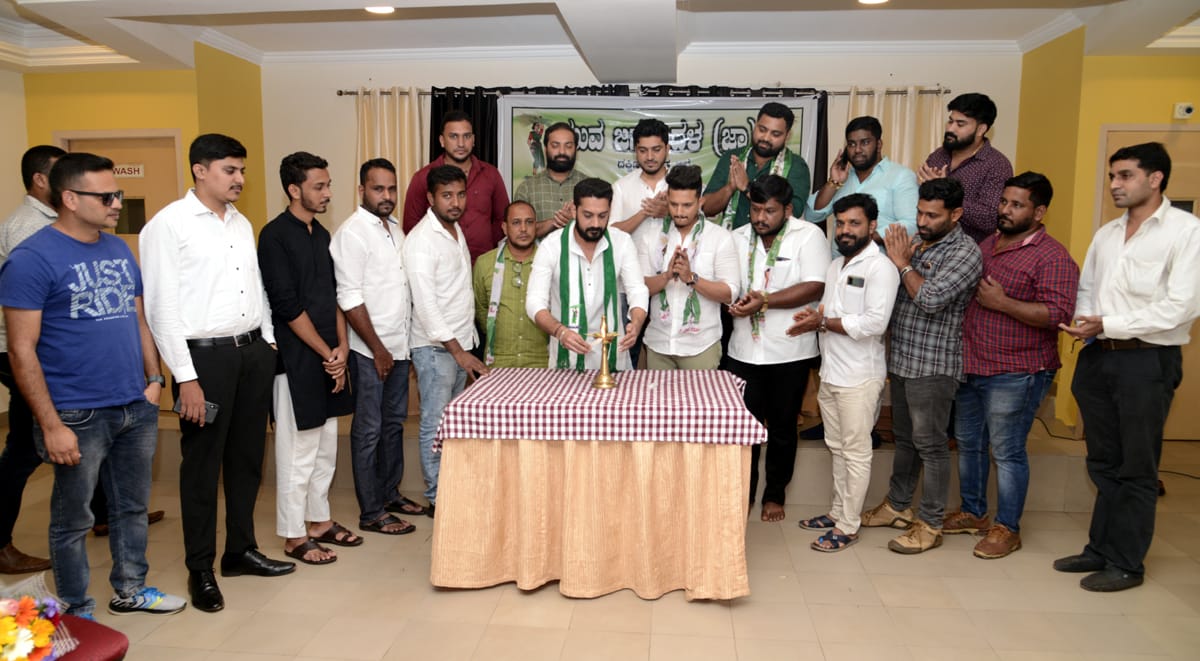 ಯುವ ಜನತಾ ದಳ ಕಾರ್ಯಕರ್ತರ ಸಭೆ; ದ.ಕ. ಜಿಲ್ಲಾಧ್ಯಕ್ಷರಾಗಿ ಮರು ಆಯ್ಕೆಯಾದ ಅಕ್ಷಿತ್ ಸುವರ್ಣಗೆ ಸನ್ಮಾನ ಕಾರ್ಯಕ್ರಮ