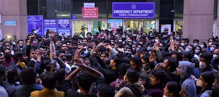 ​ವೈದ್ಯರ ಮುಷ್ಕರ ತೀವ್ರ : ಆಸ್ಪತ್ರೆ ಬಂದ್‌ಗೆ ಕರೆ