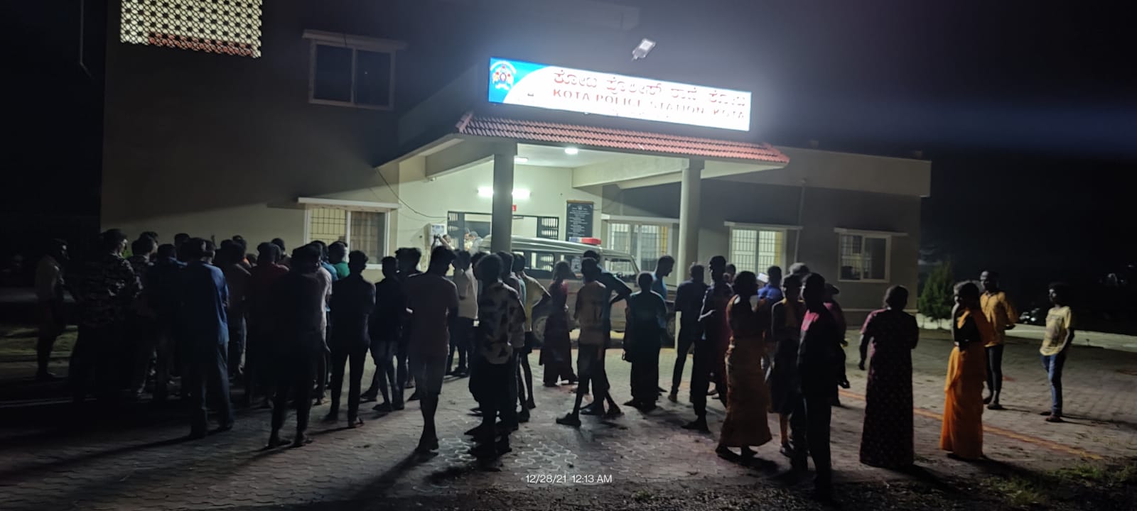 ಕೋಟತಟ್ಟು ಕೊರಗ ಕಾಲನಿಯ ಮೆಹಂದಿ ಕಾರ್ಯಕ್ರಮದಲ್ಲಿ ಪೊಲೀಸರಿಂದ ಲಾಠಿ ಪ್ರಹಾರ ಆರೋಪ: ಠಾಣೆಗೆ ಮುತ್ತಿಗೆ