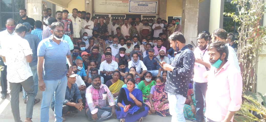 ಮುಂದುವರಿದ ತೆರವು ಕಾರ್ಯಾಚರಣೆ; ಬೀದಿ ಬದಿ ವ್ಯಾಪಾರಸ್ಥರ ಧರಣಿ