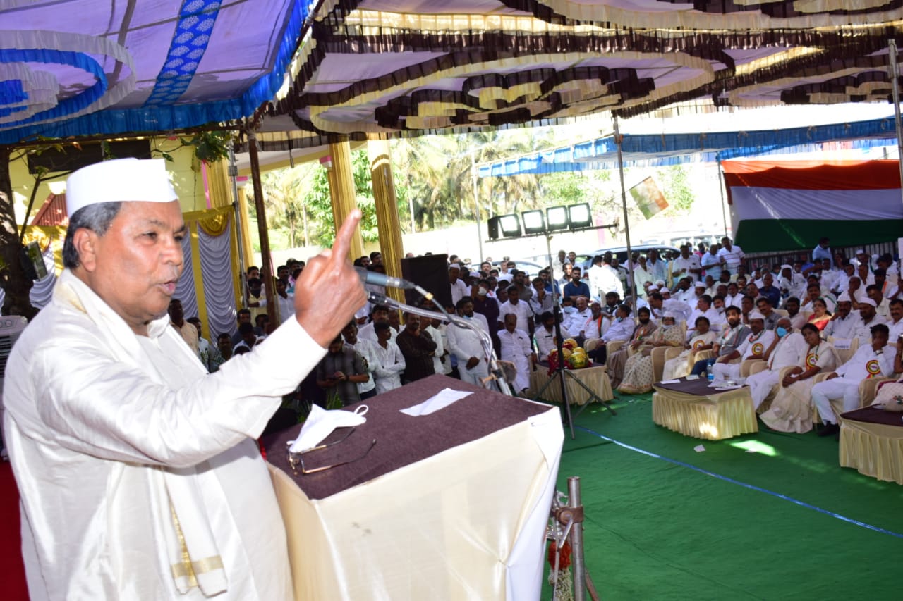ಬೊಮ್ಮಾಯಿ ಸರಕಾರ ಆರೆಸ್ಸೆಸ್ ಹಾಕುವ ತಾಳಕ್ಕೆ ತಕ್ಕಂತೆ ಕುಣಿಯುತ್ತಿದೆ: ಸಿದ್ದರಾಮಯ್ಯ