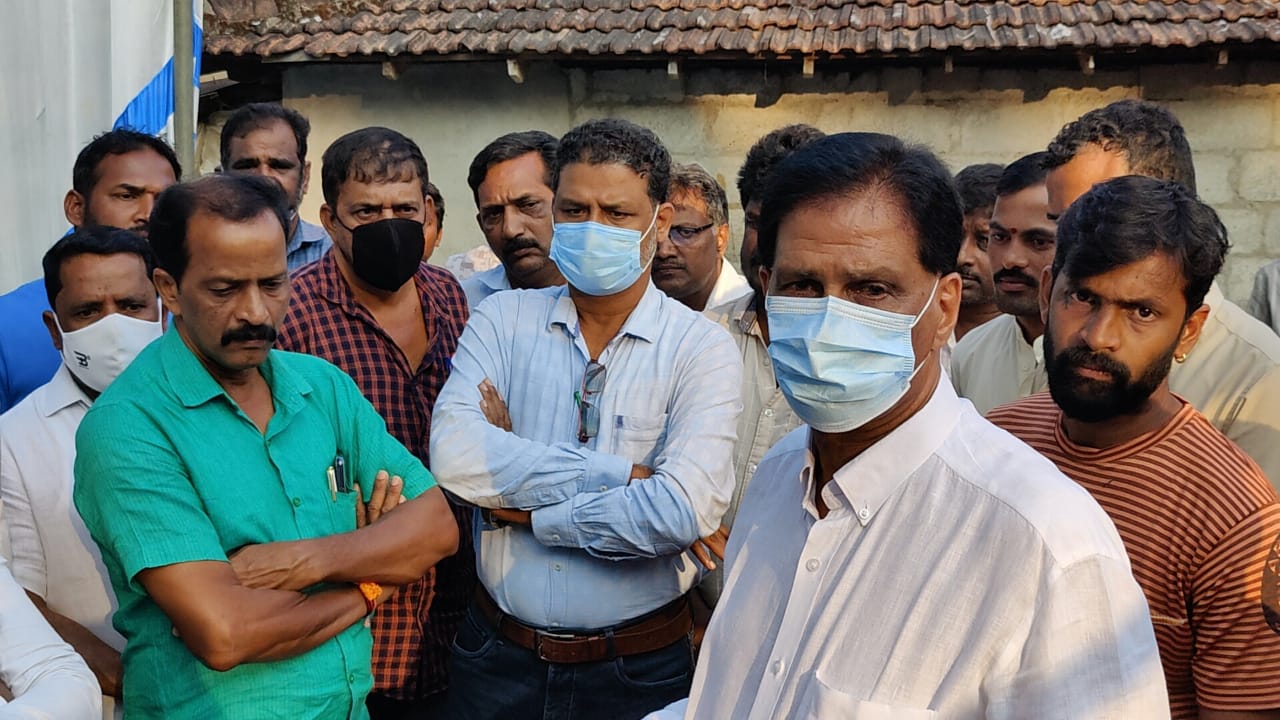 ಕೊರಗರ ಕಾಲನಿಯಲ್ಲಿ ಪೊಲೀಸ್ ಲಾಠಿಚಾರ್ಜ್ ಪ್ರಕರಣ: ದೌರ್ಜನ್ಯದ ಮನೆಗೆ ಶಾಸಕ ಹಾಲಾಡಿ ಭೇಟಿ