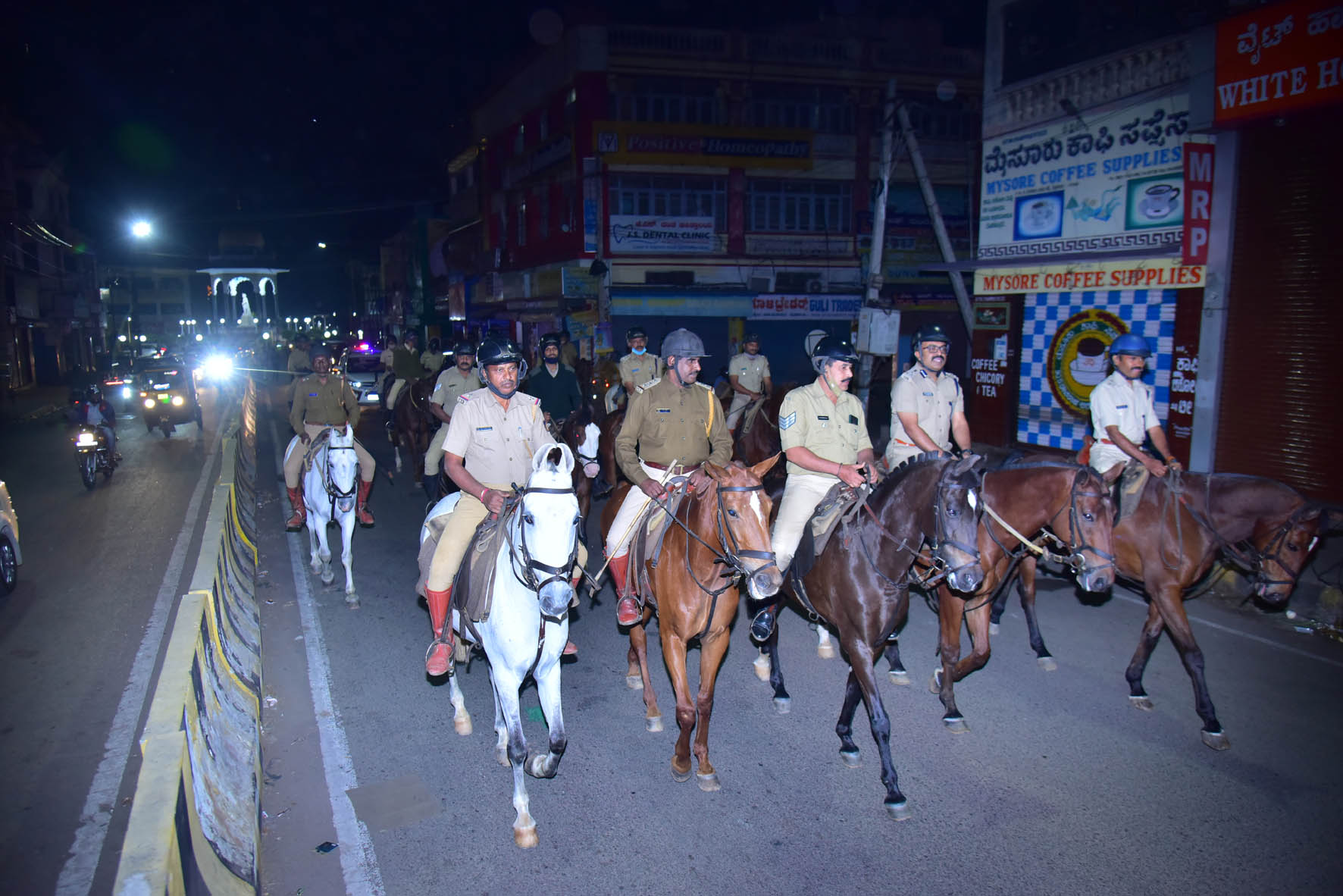 ರಾಜ್ಯಾದ್ಯಂತ ನೈಟ್ ಕರ್ಫ್ಯೂ ಆರಂಭ: ಬೆಂಗಳೂರು ಸೇರಿದಂತೆ ಪ್ರಮುಖ ನಗರಗಳಲ್ಲಿ ಪೊಲೀಸರ ಕಾರ್ಯಾಚರಣೆ