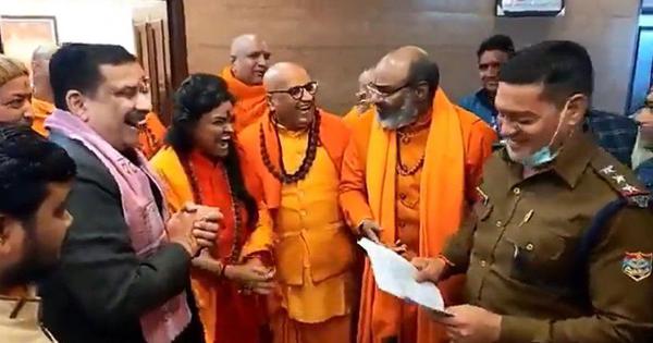 ಪೊಲೀಸರ ಸಮ್ಮುಖದಲ್ಲೇ ʼಇವರು ನಮ್ಮ ಪರವಾಗಿದ್ದಾರೆʼ ಎಂದು ನಕ್ಕ ನರಸಿಂಗಾನಂದ, ಸಹಚರರು