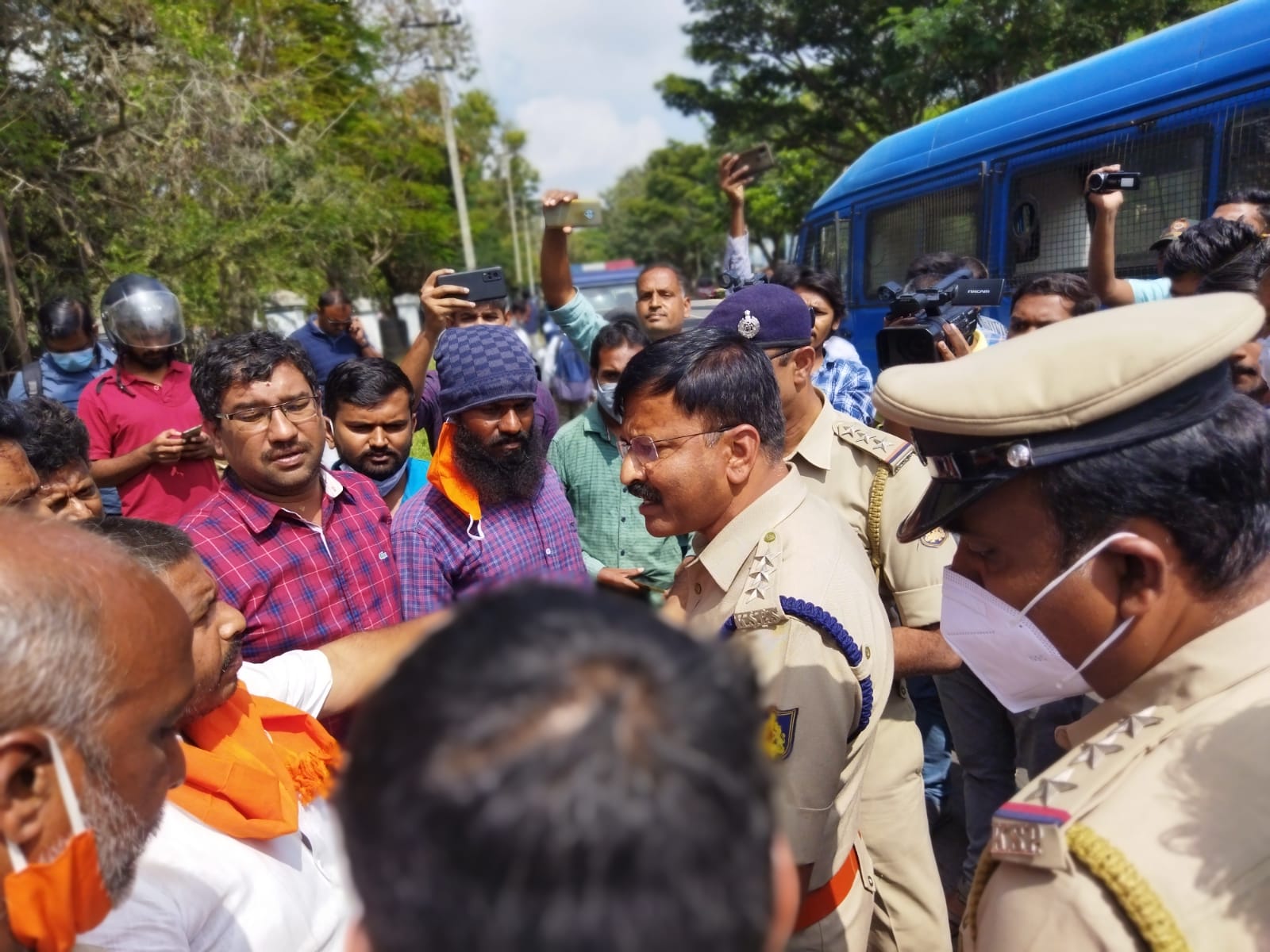 ಮೈಸೂರು: ರಂಗಾಯಣ ಉಳಿಸಿ ಹೋರಾಟಕ್ಕೆ ಪರ್ಯಾಯವಾಗಿ ಸಂಘಪರಿವಾರದಿಂದ ಪ್ರತ್ಯೇಕ ಪ್ರತಿಭಟನೆ