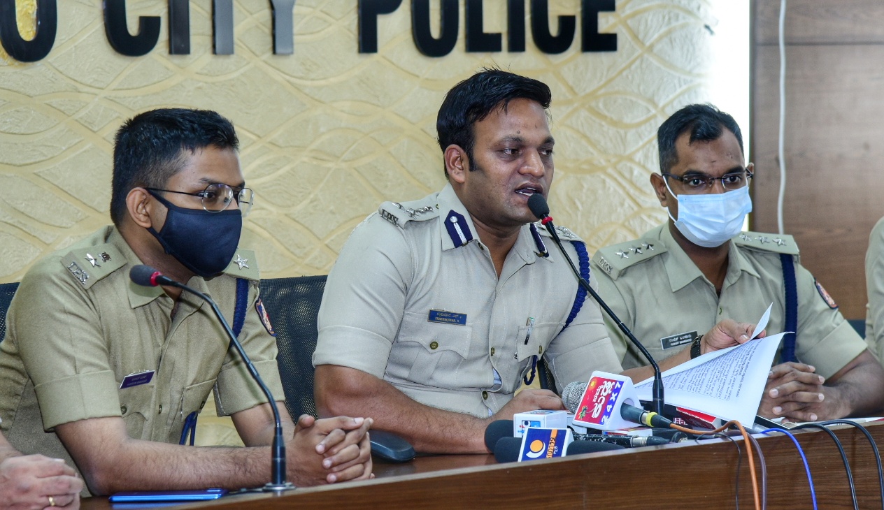 ಧಾರ್ಮಿಕ ಕೇಂದ್ರಗಳ ಮಲಿನಗೊಳಿಸುವ ಪ್ರಕರಣಗಳ ಪತ್ತೆಯೇ ಸವಾಲಿನದ್ದು : ಕಮಿಷನರ್ ಶಶಿಕುಮಾರ್ ಧಾರ್ಮಿಕ ಕೇಂದ್ರಗಳ ಮಲಿನಗೊಳಿಸುವ ಪ್ರಕರಣಗಳ ಪತ್ತೆಯೇ ಸವಾಲಿನದ್ದು : ಕಮಿಷನರ್ ಶಶಿಕುಮಾರ್