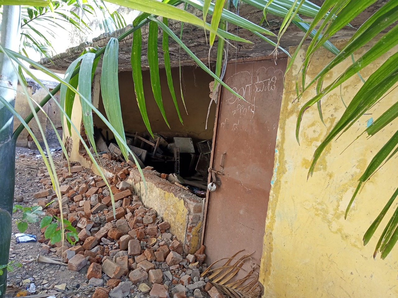 ಬೆಂಗಳೂರು: ಕುಸಿಯುವ ಭೀತಿಯಲ್ಲಿರುವ ಸರಕಾರಿ ಉರ್ದು ಶಾಲೆ ರಕ್ಷಣೆಗೆ ಸಾರ್ವಜನಿಕರ ಆಗ್ರಹ