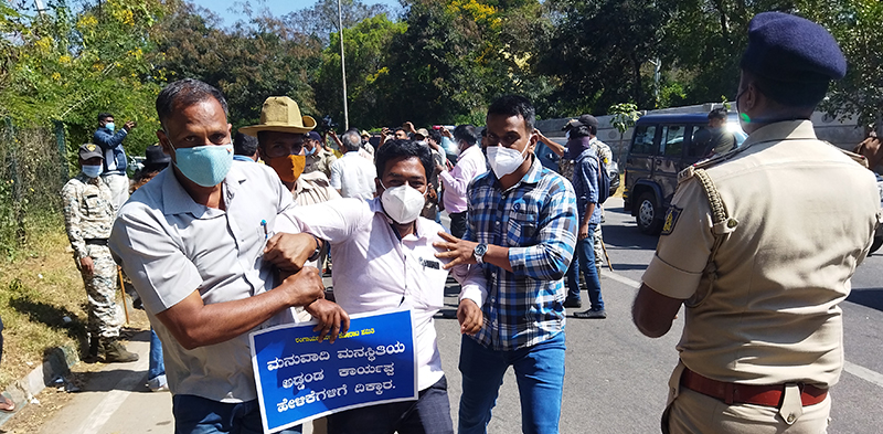 ಮೈಸೂರು: ರಂಗಾಯಣ ನಿರ್ದೇಶಕರ ವಿರುದ್ಧ ನಡೆಯುತ್ತಿದ್ದ ಪ್ರತಿಭಟನೆಗೆ ಪೊಲೀಸರಿಂದ ತಡೆ