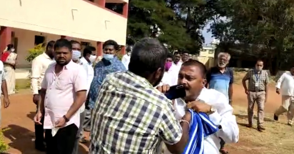 ನಂಜನಗೂಡು: ಬಿಜೆಪಿ ಶಾಸಕ ಹರ್ಷವರ್ಧನ್ ಎದುರೇ ವ್ಯಕ್ತಿಗೆ ಬೆಂಬಲಿಗರು ಹಾಗೂ ನಗರಸಭೆ ಸದಸ್ಯನಿಂದ ಹಲ್ಲೆ