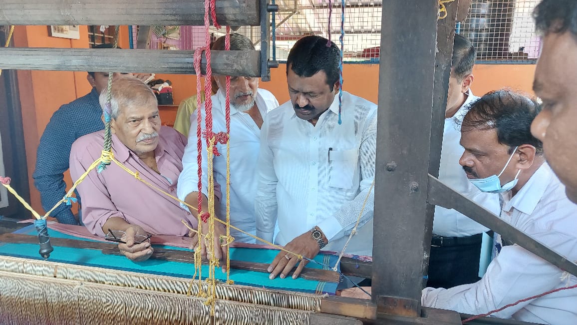 ಉಡುಪಿ: ನೇಕಾರರ ಮನೆಗೆ ಭೇಟಿ ನೀಡಿದ ಜವುಳಿ ಸಚಿವರು