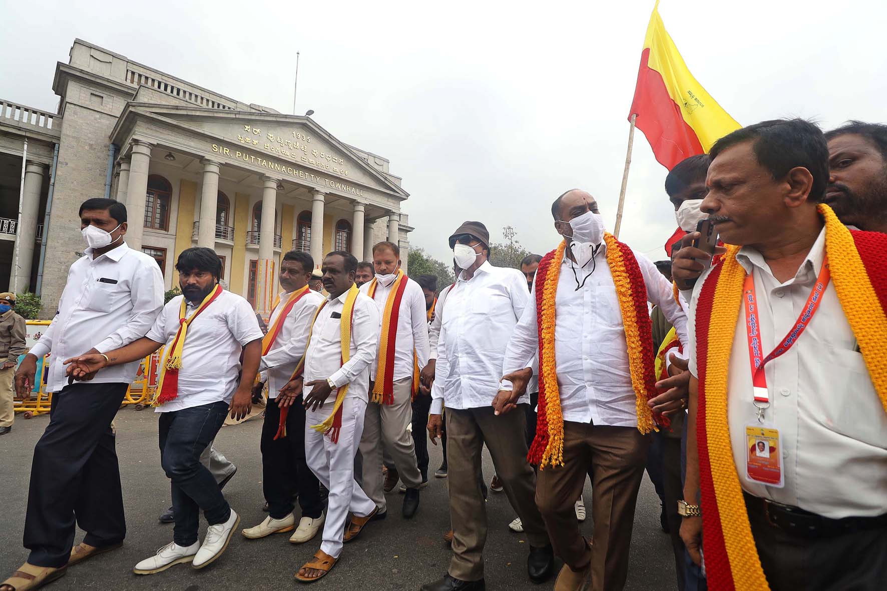 ಎಂಇಎಸ್ ನಿಷೇಧಿಸಲು ಒತ್ತಾಯಿಸಿ ಬೆಂಗಳೂರಿನಲ್ಲಿ ಕನ್ನಡ ಸಂಘಟನೆಗಳ ಪ್ರತಿಭಟನಾ ರ‍್ಯಾಲಿ