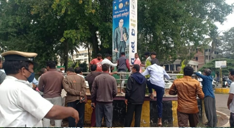 ಮೈಸೂರು: ಅಂಬೇಡ್ಕರ್ ಪ್ರತಿಮೆ ತೆರವಿಗೆ ವಿರೋಧ; ಕತ್ತು ಕುಯ್ದುಕೊಂಡು ಆತ್ಮಹತ್ಯೆಗೆ ಯತ್ನಿಸಿದ ಯುವಕ