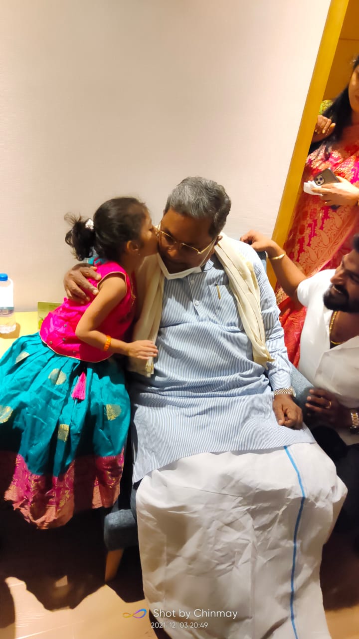 ಸಿದ್ದರಾಮಯ್ಯರಿಗೆ ‘ನಿನ್ನನ್ನು ನೋಡೋಕೆ ಬಂದಿದ್ದೀನಿ’ ಎಂದ ಮಗು: ವೀಡಿಯೊ ವೈರಲ್