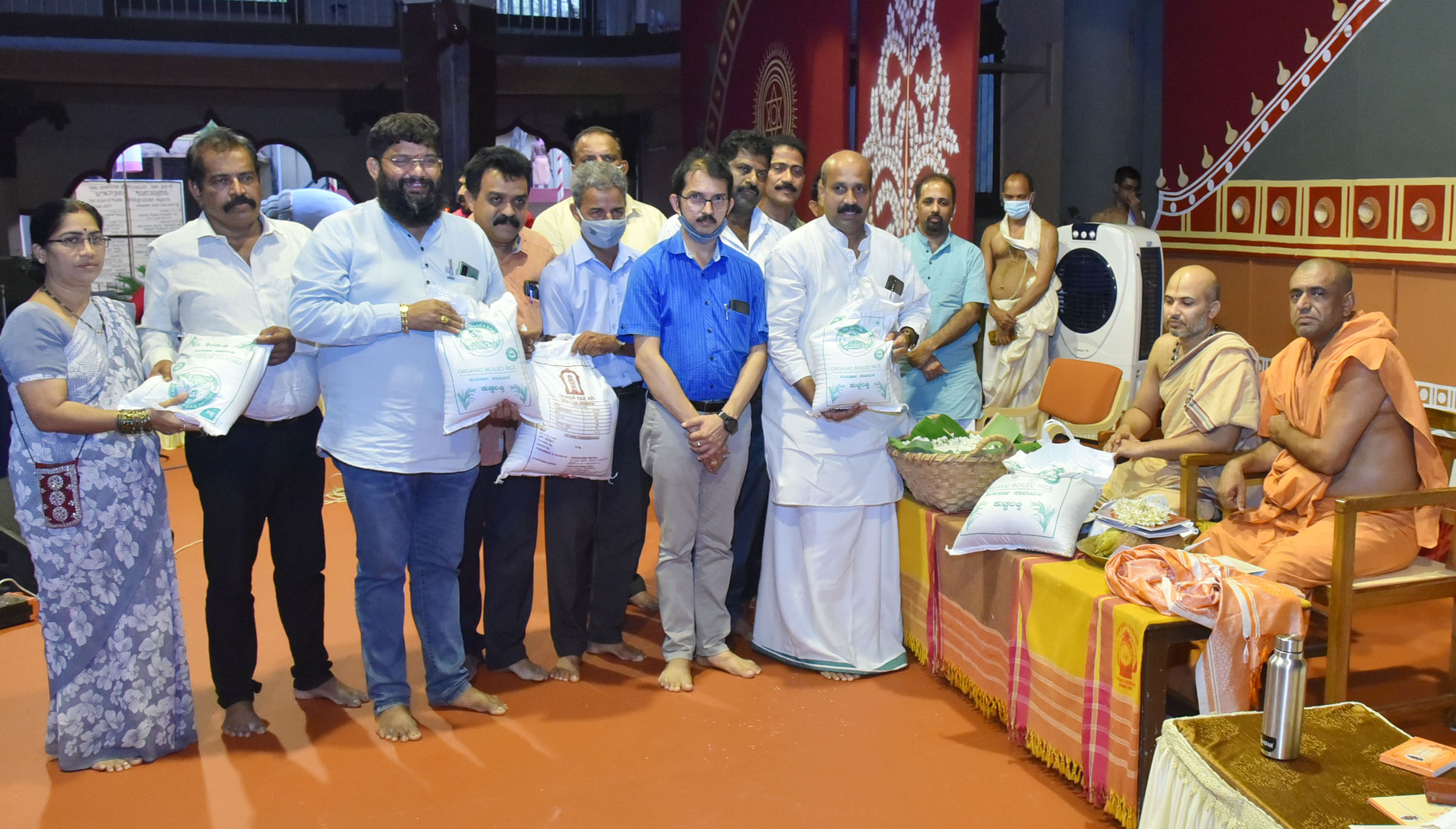 ‘ಉಡುಪಿ ಕೇದಾರ ಕಜೆ’ ಸಾವಯವ ಕುಚ್ಚಲಕ್ಕಿ ಸಮರ್ಪಣೆ