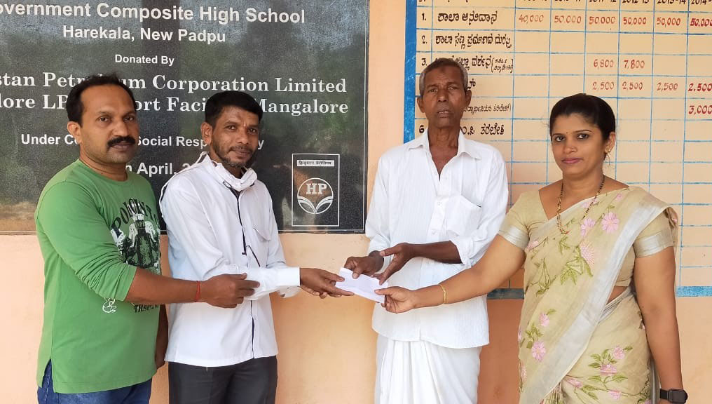 ಕ್ಷೌರಿಕನ ದುಡಿಮೆಯ ಉಳಿತಾಯ ಹಣ ಪದ್ಮಶ್ರೀ ಪುರಸ್ಕೃತ ಹರೇಕಳ ಹಾಜಬ್ಬ ಶಾಲೆಗೆ ದೇಣಿಗೆ