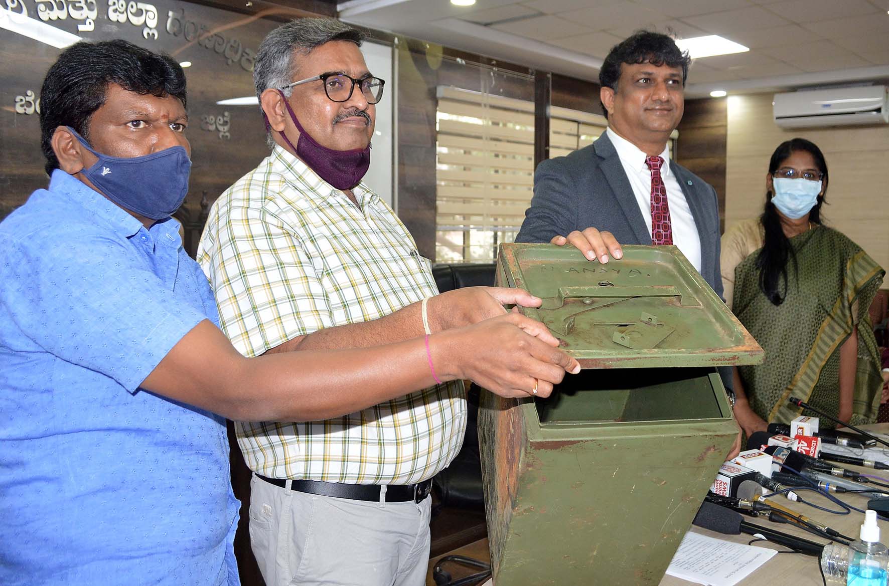 ಬೆಂಗಳೂರು: ವಿಧಾನ ಪರಿಷತ್ ಚುನಾವಣೆಗೆ ಸಕಲ ಸಿದ್ಧತೆ, ಕೋವಿಡ್ ಲಸಿಕೆ ಪಡೆಯಲು ಸೂಚನೆ