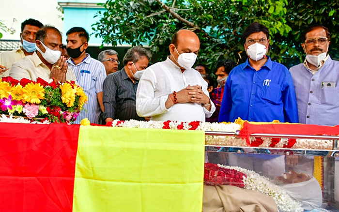 ಸಕಲ ಪೊಲೀಸ್ ಗೌರವಗಳೊಂದಿಗೆ ಪ್ರೊ.ಚಂಪಾ ಅಂತ್ಯಕ್ರಿಯೆ: ಮುಖ್ಯಮಂತ್ರಿ ಬಸವರಾಜ ಬೊಮ್ಮಾಯಿ