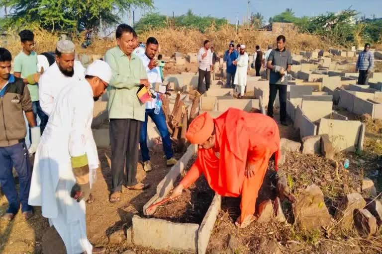 ಮುದ್ದೇಬಿಹಾಳ: ಖಬರಸ್ತಾನ್‍ದಲ್ಲಿ ಸ್ವಚ್ಛತಾ ಕಾರ್ಯ ಕೈಗೊಂಡು ಭಾವೈಕ್ಯತೆ ಮೆರೆದ ಚನ್ನವೀರ ಸ್ವಾಮೀಜಿ