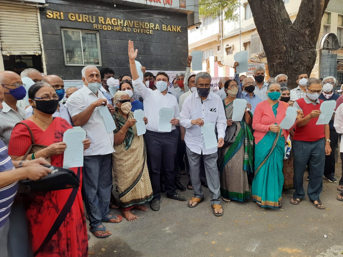 ಬೆಂಗಳೂರು: ಗುರು ರಾಘವೇಂದ್ರ ಬ್ಯಾಂಕ್ ಶೇರುದಾರರ ಪ್ರತಿಭಟನೆ, ಸಿಬಿಐ ತನಿಖೆಗೆ ಆಗ್ರಹಿಸಿ ಪ್ರಧಾನಿಗೆ ಪತ್ರ