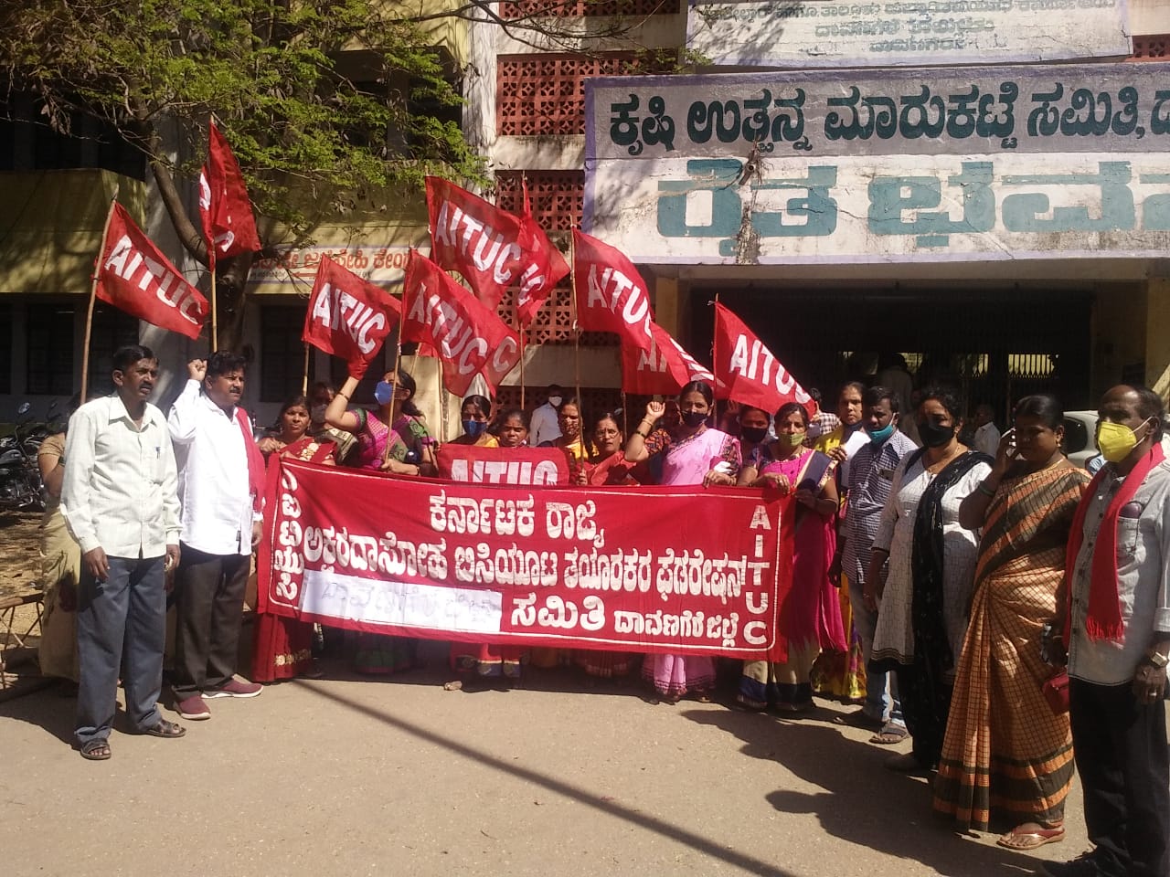 ದಾವಣಗೆರೆ: ವಿವಿಧ ಬೇಡಿಕೆ ಈಡೇರಿಸುವಂತೆ ಆಗ್ರಹಿಸಿ ಬಿಸಿಯೂಟ ತಯಾರಕರ ಪ್ರತಿಭಟನೆ