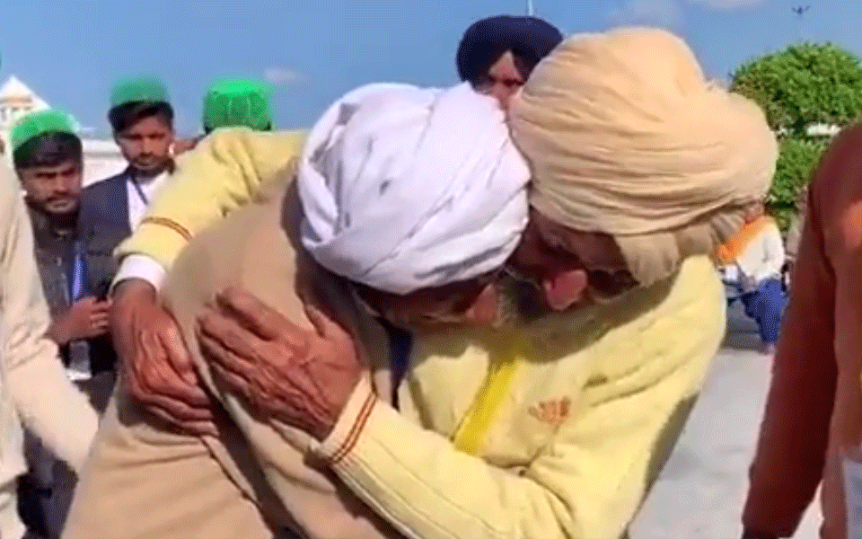 ದೇಶ ವಿಭಜನೆಯಾದಾಗ ಪ್ರತ್ಯೇಕಗೊಂಡಿದ್ದ ಸೋದರರು 74 ವರ್ಷಗಳ ನಂತರ ಕರ್ತಾರ್‌ಪುರ್ ನಲ್ಲಿ ಭೇಟಿ