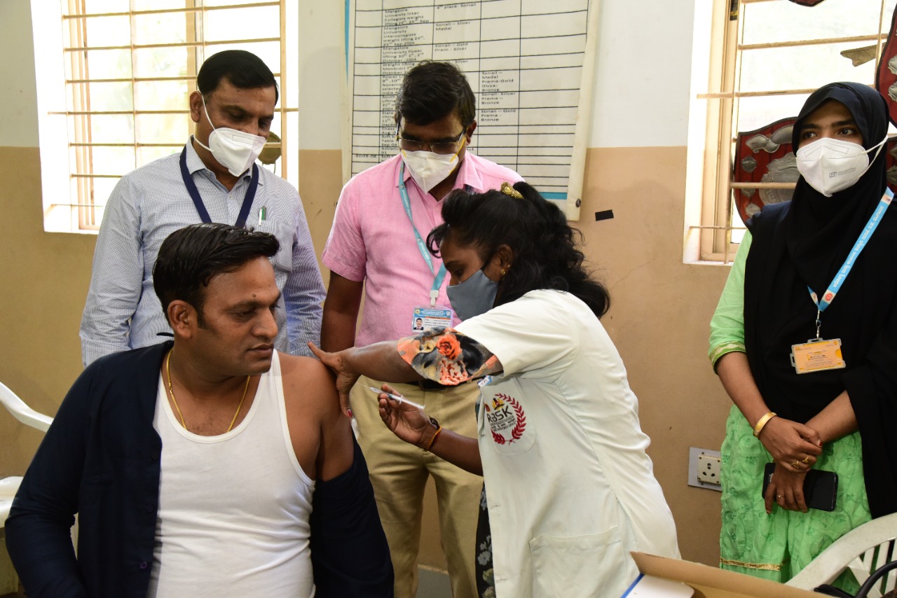 ಪೊಲೀಸ್ ಅಧಿಕಾರಿ, ಸಿಬ್ಬಂದಿಗೆ ಬೂಸ್ಟರ್ ಡೋಸ್; ಲಸಿಕೆ ಪಡೆದ ಪೊಲೀಸ್ ಆಯುಕ್ತ, ಡಿಸಿಪಿ