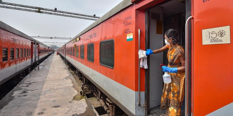 ಗುಜರಾತ್: ಹಳಿ ಮೇಲೆ ಹಾಕಲಾಗಿದ್ದ ಸಿಮೆಂಟ್ ಪಿಲ್ಲರ್‌ಗೆ ಡಿಕ್ಕಿ ಹೊಡೆದ ರಾಜಧಾನಿ ಎಕ್ಸ್‌ಪ್ರೆಸ್ ರೈಲು