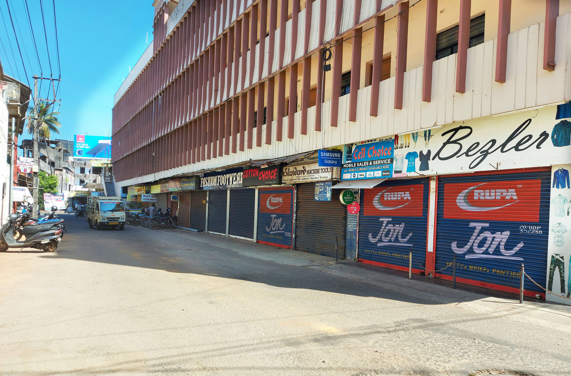 ಎರಡನೇ ವಾರದ ವಿಕೇಂಡ್ ಕರ್ಫ್ಯೂ: ಉಡುಪಿಯಲ್ಲಿ ಜನ ಸಂಚಾರ ಸಾಮಾನ್ಯ