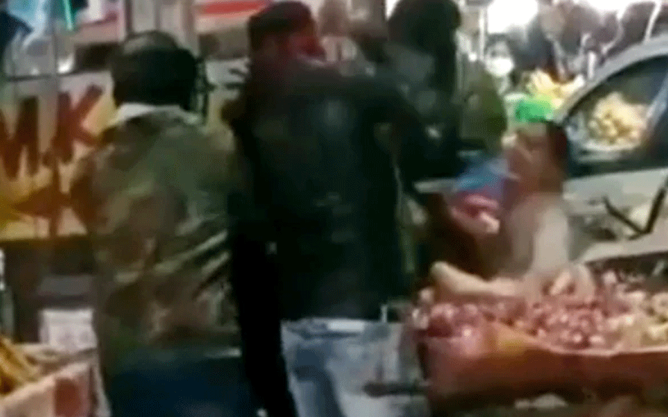 ಕ್ಲಿನಿಕ್ ನಲ್ಲಿದ್ದ ಸಿಬ್ಬಂದಿಯನ್ನು ಕರೆಸಿ ಬೀದಿ ವ್ಯಾಪಾರಿ ಮಹಿಳೆಯ ಮೇಲೆ ಹಲ್ಲೆ ನಡೆಸಿದ ವೈದ್ಯ!; ವಿಡಿಯೋ ವೈರಲ್