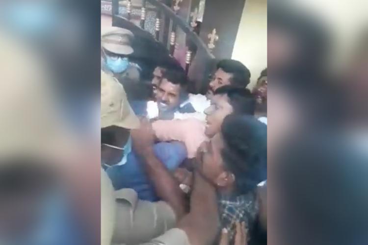 ಶಾಲೆಗೆ ಪ್ರವೇಶಿಸಲೆತ್ನಿಸಿದ ಪೊಲೀಸರ ಮೇಲೆ ಆರೆಸ್ಸೆಸ್‌ ಕಾರ್ಯಕರ್ತನಿಂದ ಹಲ್ಲೆ