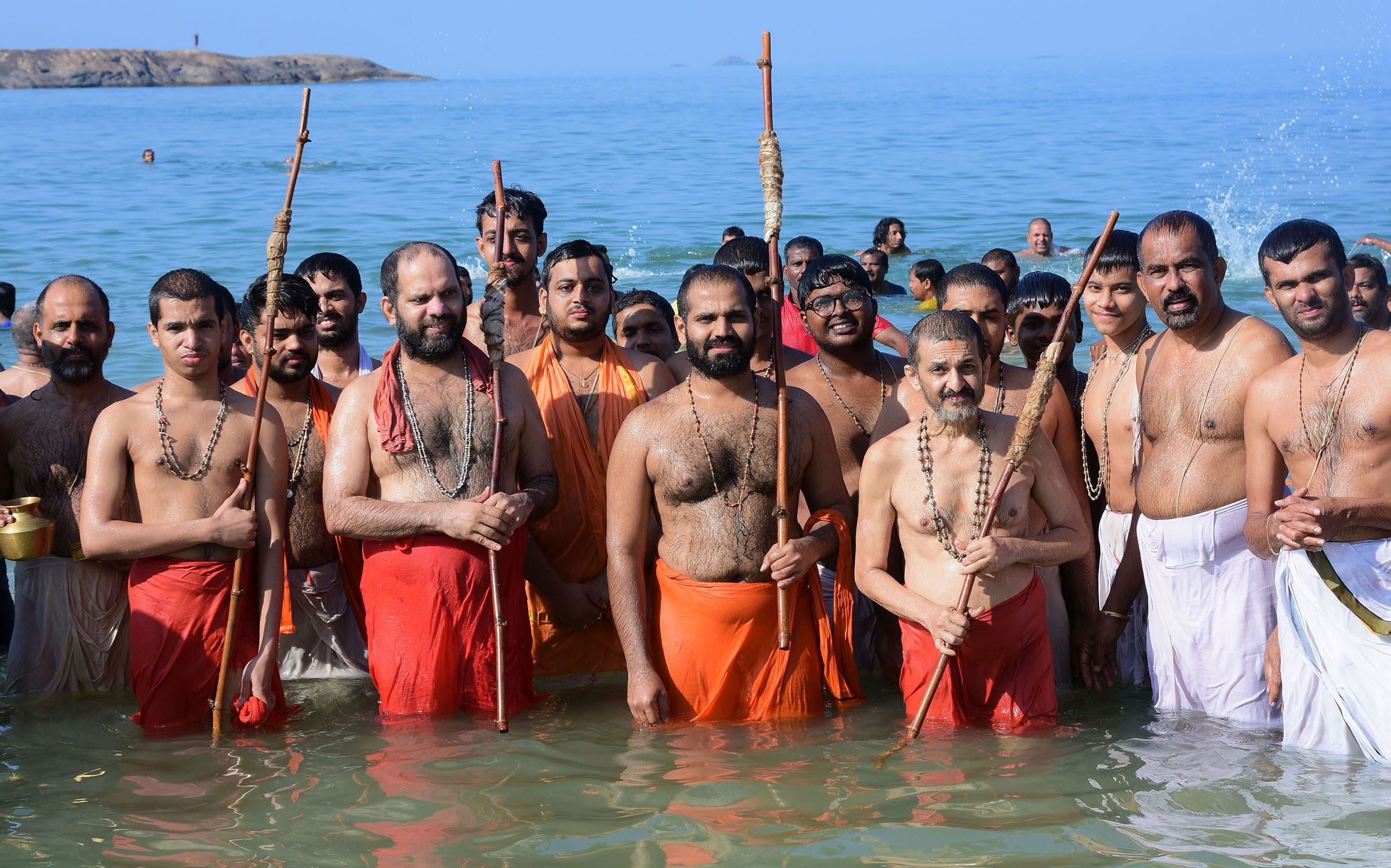 ಮಟ್ಟು: ಎಳ್ಳಮಾವಾಸ್ಯೆ ಪ್ರಯುಕ್ತ ಸ್ವಾಮೀಜಿಗಳಿಂದ ಸಮುದ್ರ ಸ್ನಾನ