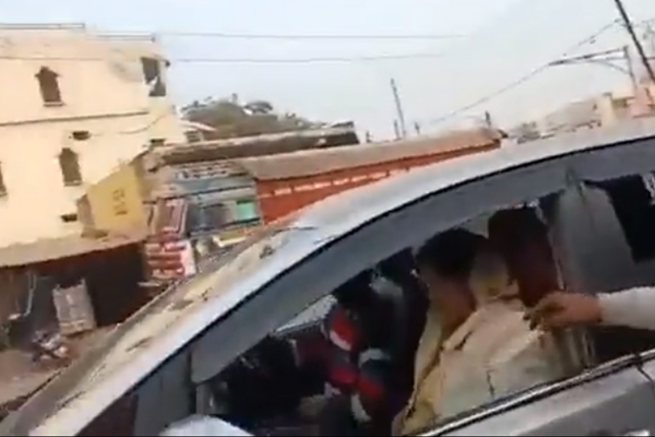 ಆಪ್ ಕಾರ್ಯಕರ್ತರು ನೀಡಿದ ಮಾಸ್ಕ್  ಎಸೆದ ಬಿಜೆಪಿ ನಾಯಕಿ ಇಮಾರತಿ ದೇವಿ: ವಿಡಿಯೋ ವೈರಲ್