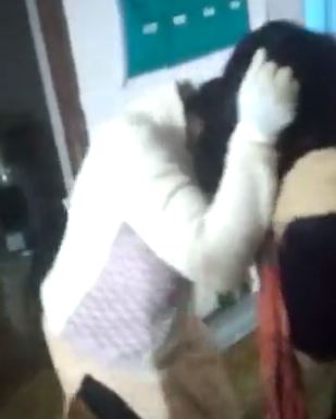 500 ರೂ.ವಿಚಾರದಲ್ಲಿ ಪರಸ್ಪರರ ಕೂದಲು ಎಳೆದುಕೊಂಡು ಜಗಳವಾಡಿದ ಆರೋಗ್ಯ ಕಾರ್ಯಕರ್ತೆಯರು