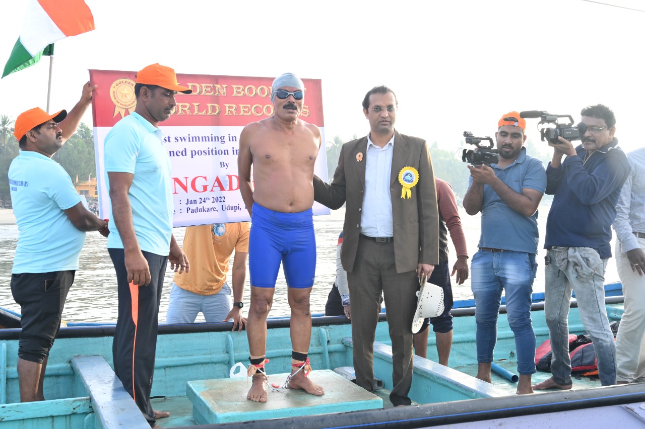 ಕೈಕಾಲುಗಳಿಗೆ ಕೋಳ ತೊಟ್ಟು ಸಮುದ್ರದಲ್ಲಿ 3.5ಕಿ.ಮೀ.ಈಜು; ಗಂಗಾಧರ ಕಡೆಕಾರ್ ರಿಂದ ಹೊಸ ವಿಶ್ವದಾಖಲೆ