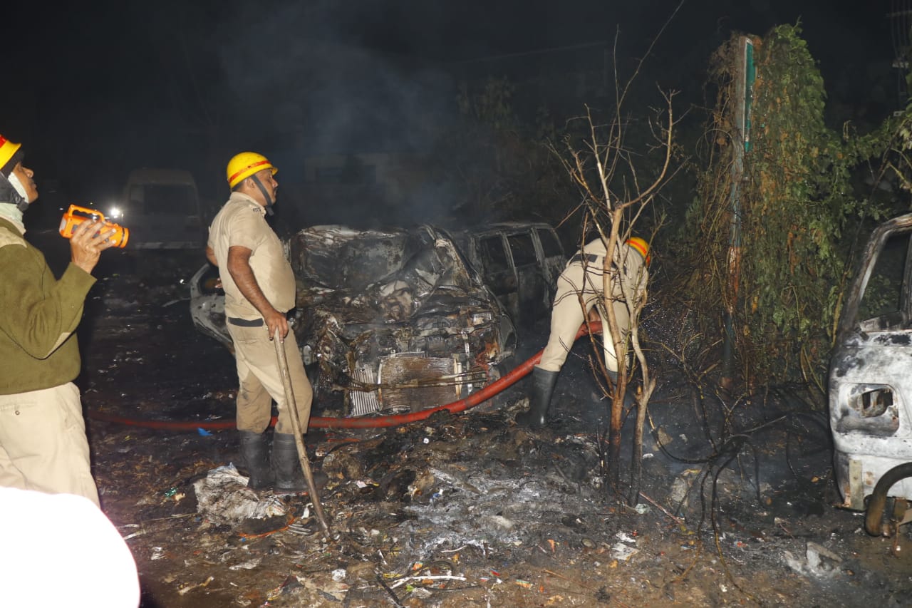 ಅಗ್ನಿ ಅವಘಡ: ಮೂರು ಕಾರುಗಳು ಸುಟ್ಟು ಭಸ್ಮ