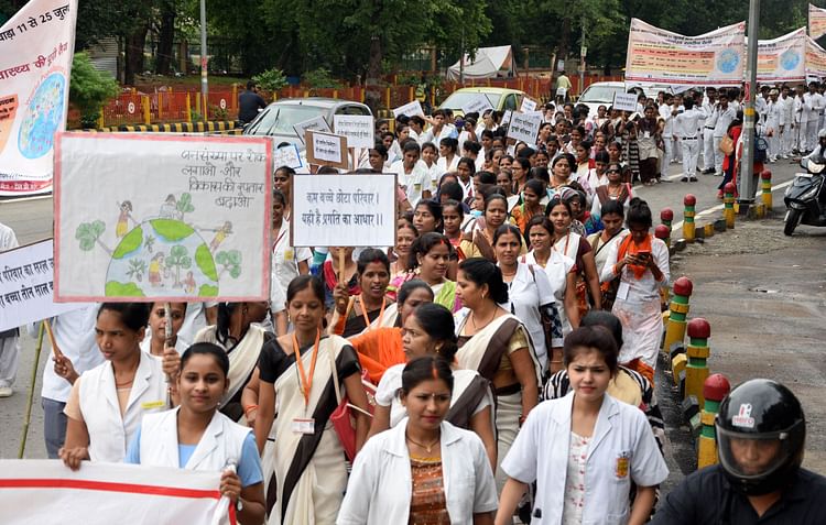 ದಿಲ್ಲಿ: ಪರಿಹಾರ ಬಾಕಿ ವಿರುದ್ಧ ಸರಕಾರಿ ಆಸ್ಪತ್ರೆಗಳ ನರ್ಸಿಂಗ್ ಸಿಬ್ಬಂದಿಯಿಂದ ಪ್ರತಿಭಟನೆ