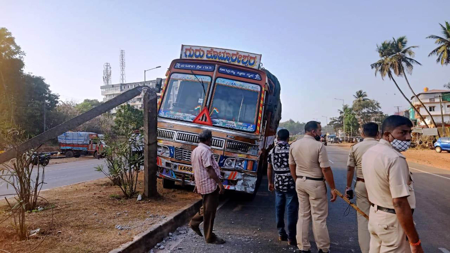 ಪಡುಬಿದ್ರಿ: ವಿದ್ಯುತ್ ಕಂಬಕ್ಕೆ ಲಾರಿ ಢಿಕ್ಕಿ