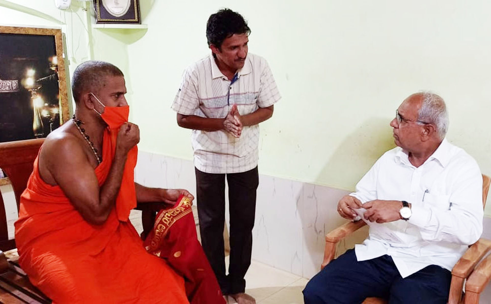 ಕಾರಿಂಜೇಶ್ವರ ಗಣಿಗಾರಿಕೆ ನಿಲ್ಲಿಸಲು ಕ್ರಮಕೈಗೊಳ್ಳಿ: ಸಚಿವ ಹಾಲಪ್ಪಗೆ ಪೇಜಾವರಶ್ರೀ ಸೂಚನೆ