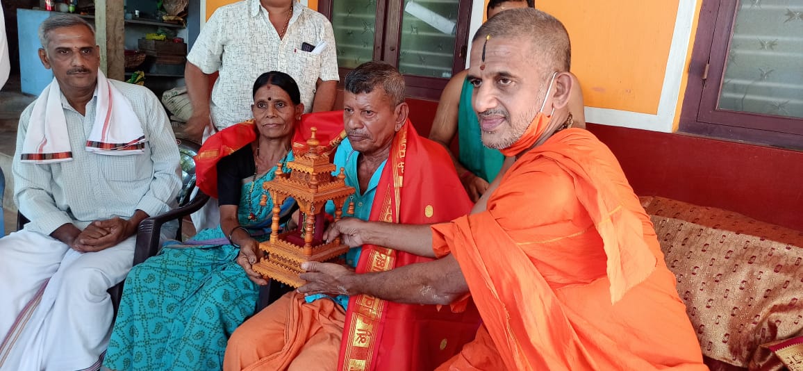 ಪದ್ಮಶ್ರೀ ಪ್ರಶಸ್ತಿಗೆ ಆಯ್ಕೆಯಾದ ಅಮೈ ಮಹಾಲಿಂಗ ನಾಯ್ಕರ ಮನೆಗೆ ಪೇಜಾವರಶ್ರೀಗಳ ಭೇಟಿ