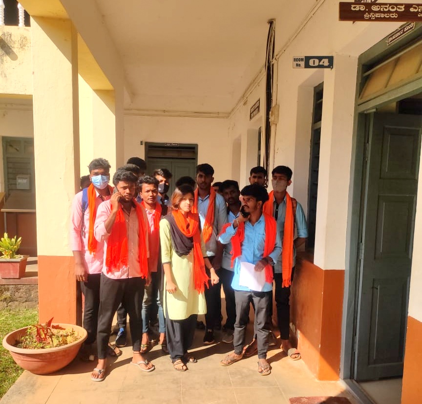 ಕೊಪ್ಪ: ಕಾಲೇಜಿಗೆ ಕೇಸರಿ ಶಾಲು ಹಾಕಿಕೊಂಡು ಬಂದ ವಿದ್ಯಾರ್ಥಿಗಳು